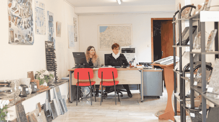 La marbrerie Baulon propose de multiples articles funéraires dans sa boutique au Boucau