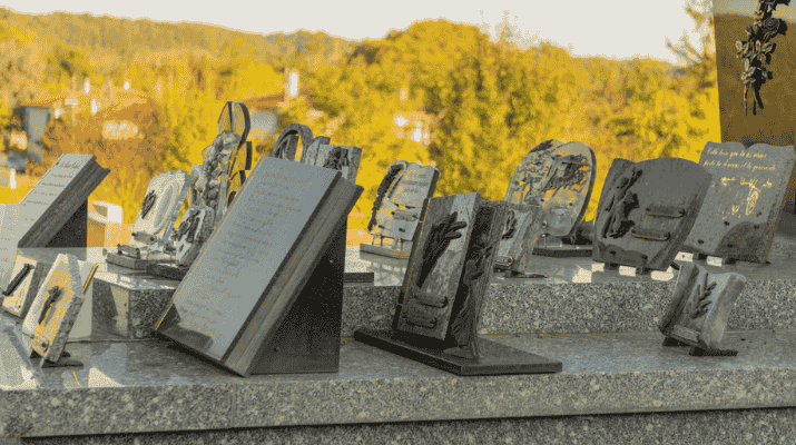 différents types de plaques posées sur un monument funéraire près de tyrosse
