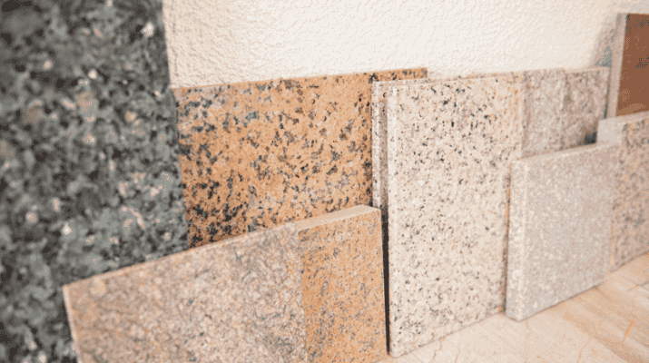 Des plaques de granit utilisées pour les plaques funéraires
