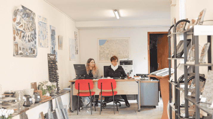 La marbrerie conseille un de ses clients pour le choix d'une plaque funéraire au Boucau