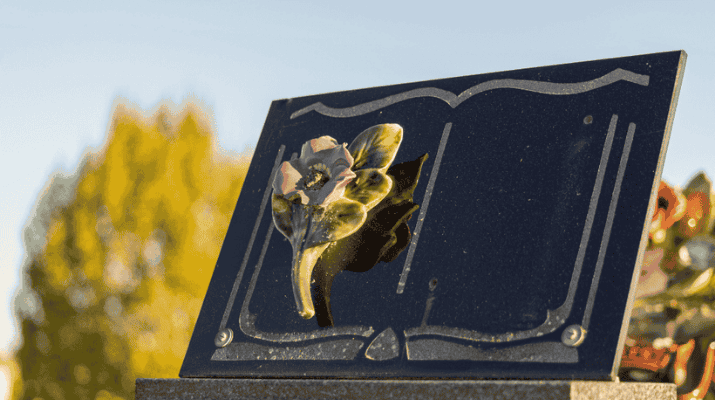Une plaque funéraire posée sur une sépulture